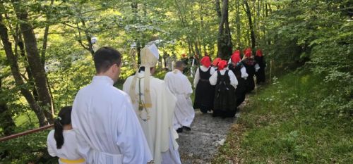 Hodočasnici pješice iz Gospića do Jadovna proslavili blagdan Marije Pomoćnice i 100. obljetnicu kapelice sv. Jakova Hodočasnici pješice iz Gospića do Jadovna proslavili blagdan Marije Pomoćnice i 100. obljetnicu kapelice sv. Jakova