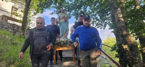 Hodočasnici pješice iz Gospića do Jadovna proslavili blagdan Marije Pomoćnice i 100. obljetnicu kapelice sv. Jakova Hodočasnici pješice iz Gospića do Jadovna proslavili blagdan Marije Pomoćnice i 100. obljetnicu kapelice sv. Jakova