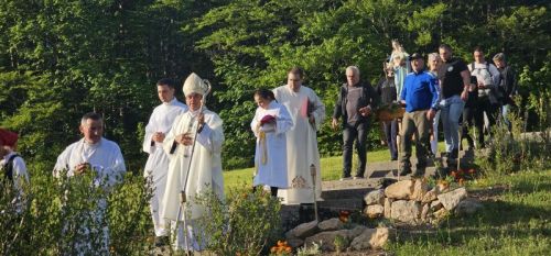 Hodočasnici pješice iz Gospića do Jadovna proslavili blagdan Marije Pomoćnice i 100. obljetnicu kapelice sv. Jakova Hodočasnici pješice iz Gospića do Jadovna proslavili blagdan Marije Pomoćnice i 100. obljetnicu kapelice sv. Jakova