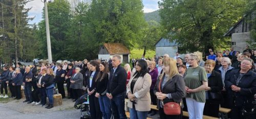 Hodočasnici pješice iz Gospića do Jadovna proslavili blagdan Marije Pomoćnice i 100. obljetnicu kapelice sv. Jakova Hodočasnici pješice iz Gospića do Jadovna proslavili blagdan Marije Pomoćnice i 100. obljetnicu kapelice sv. Jakova