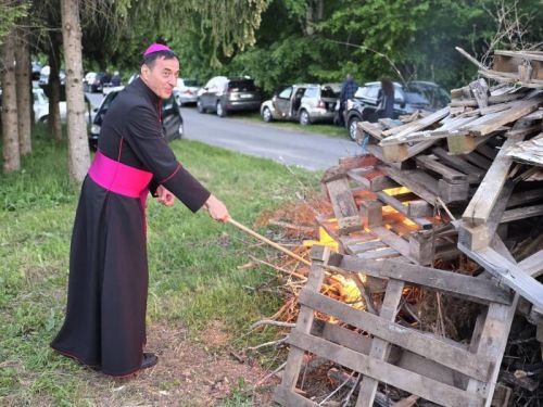 Hodočasnici pješice iz Gospića do Jadovna proslavili blagdan Marije Pomoćnice i 100. obljetnicu kapelice sv. Jakova Hodočasnici pješice iz Gospića do Jadovna proslavili blagdan Marije Pomoćnice i 100. obljetnicu kapelice sv. Jakova