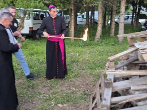 Hodočasnici pješice iz Gospića do Jadovna proslavili blagdan Marije Pomoćnice i 100. obljetnicu kapelice sv. Jakova Hodočasnici pješice iz Gospića do Jadovna proslavili blagdan Marije Pomoćnice i 100. obljetnicu kapelice sv. Jakova