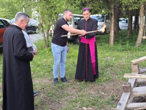 Hodočasnici pješice iz Gospića do Jadovna proslavili blagdan Marije Pomoćnice i 100. obljetnicu kapelice sv. Jakova Hodočasnici pješice iz Gospića do Jadovna proslavili blagdan Marije Pomoćnice i 100. obljetnicu kapelice sv. Jakova