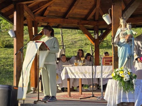 Hodočasnici pješice iz Gospića do Jadovna proslavili blagdan Marije Pomoćnice i 100. obljetnicu kapelice sv. Jakova Hodočasnici pješice iz Gospića do Jadovna proslavili blagdan Marije Pomoćnice i 100. obljetnicu kapelice sv. Jakova
