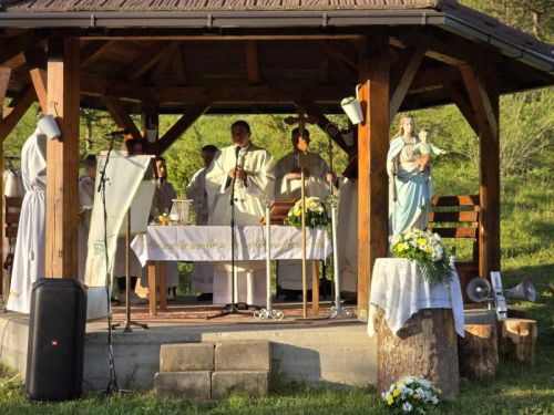 Hodočasnici pješice iz Gospića do Jadovna proslavili blagdan Marije Pomoćnice i 100. obljetnicu kapelice sv. Jakova Hodočasnici pješice iz Gospića do Jadovna proslavili blagdan Marije Pomoćnice i 100. obljetnicu kapelice sv. Jakova