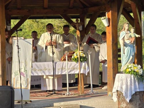 Hodočasnici pješice iz Gospića do Jadovna proslavili blagdan Marije Pomoćnice i 100. obljetnicu kapelice sv. Jakova Hodočasnici pješice iz Gospića do Jadovna proslavili blagdan Marije Pomoćnice i 100. obljetnicu kapelice sv. Jakova