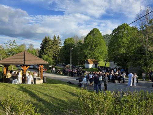 Hodočasnici pješice iz Gospića do Jadovna proslavili blagdan Marije Pomoćnice i 100. obljetnicu kapelice sv. Jakova Hodočasnici pješice iz Gospića do Jadovna proslavili blagdan Marije Pomoćnice i 100. obljetnicu kapelice sv. Jakova