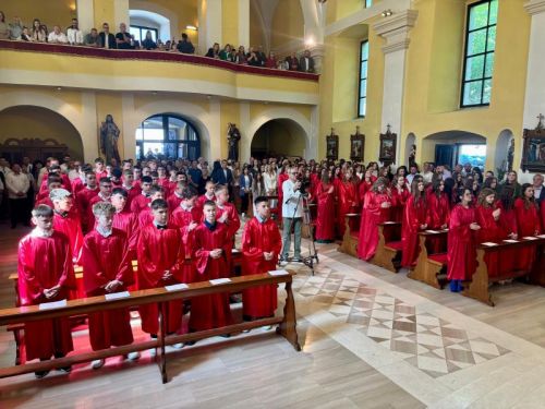 Gospićko-senjski biskup mons. Marko Medo predslavio je misu na blagdan Duhova i podijelio sakrament potvrde krizmanicima u Gospiću Gospićko-senjski biskup mons. Marko Medo predslavio je misu na blagdan Duhova i podijelio sakrament potvrde krizmanicima u Gospiću