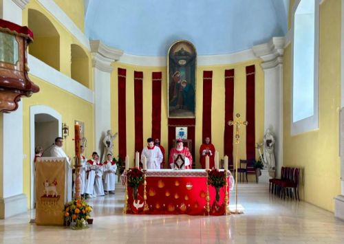 Gospićko-senjski biskup mons. Marko Medo predslavio je misu na blagdan Duhova i podijelio sakrament potvrde krizmanicima u Gospiću Gospićko-senjski biskup mons. Marko Medo predslavio je misu na blagdan Duhova i podijelio sakrament potvrde krizmanicima u Gospiću