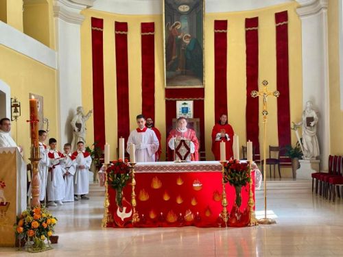 Gospićko-senjski biskup mons. Marko Medo predslavio je misu na blagdan Duhova i podijelio sakrament potvrde krizmanicima u Gospiću Gospićko-senjski biskup mons. Marko Medo predslavio je misu na blagdan Duhova i podijelio sakrament potvrde krizmanicima u Gospiću