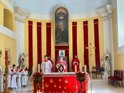 Gospićko-senjski biskup mons. Marko Medo predslavio je misu na blagdan Duhova i podijelio sakrament potvrde krizmanicima u Gospiću Gospićko-senjski biskup mons. Marko Medo predslavio je misu na blagdan Duhova i podijelio sakrament potvrde krizmanicima u Gospiću