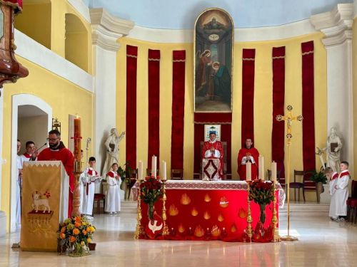 Gospićko-senjski biskup mons. Marko Medo predslavio je misu na blagdan Duhova i podijelio sakrament potvrde krizmanicima u Gospiću Gospićko-senjski biskup mons. Marko Medo predslavio je misu na blagdan Duhova i podijelio sakrament potvrde krizmanicima u Gospiću