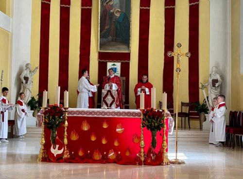 Gospićko-senjski biskup mons. Marko Medo predslavio je misu na blagdan Duhova i podijelio sakrament potvrde krizmanicima u Gospiću Gospićko-senjski biskup mons. Marko Medo predslavio je misu na blagdan Duhova i podijelio sakrament potvrde krizmanicima u Gospiću