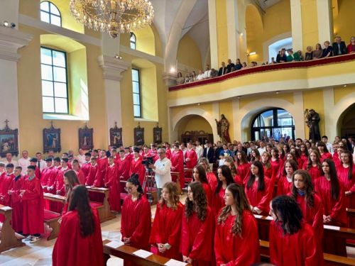 Gospićko-senjski biskup mons. Marko Medo predslavio je misu na blagdan Duhova i podijelio sakrament potvrde krizmanicima u Gospiću Gospićko-senjski biskup mons. Marko Medo predslavio je misu na blagdan Duhova i podijelio sakrament potvrde krizmanicima u Gospiću