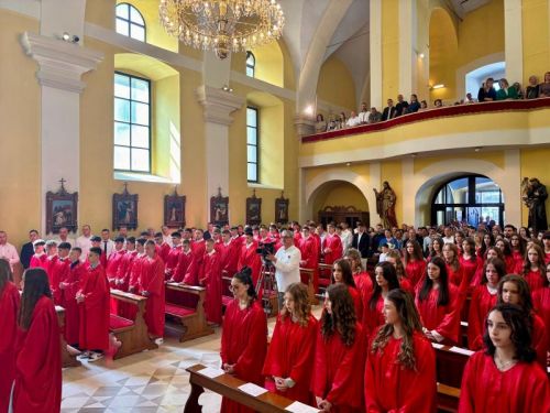 Gospićko-senjski biskup mons. Marko Medo predslavio je misu na blagdan Duhova i podijelio sakrament potvrde krizmanicima u Gospiću Gospićko-senjski biskup mons. Marko Medo predslavio je misu na blagdan Duhova i podijelio sakrament potvrde krizmanicima u Gospiću