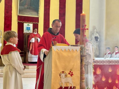 Gospićko-senjski biskup mons. Marko Medo predslavio je misu na blagdan Duhova i podijelio sakrament potvrde krizmanicima u Gospiću Gospićko-senjski biskup mons. Marko Medo predslavio je misu na blagdan Duhova i podijelio sakrament potvrde krizmanicima u Gospiću