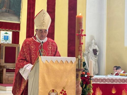 Gospićko-senjski biskup mons. Marko Medo predslavio je misu na blagdan Duhova i podijelio sakrament potvrde krizmanicima u Gospiću Gospićko-senjski biskup mons. Marko Medo predslavio je misu na blagdan Duhova i podijelio sakrament potvrde krizmanicima u Gospiću