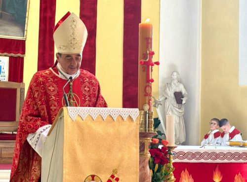Gospićko-senjski biskup mons. Marko Medo predslavio je misu na blagdan Duhova i podijelio sakrament potvrde krizmanicima u Gospiću Gospićko-senjski biskup mons. Marko Medo predslavio je misu na blagdan Duhova i podijelio sakrament potvrde krizmanicima u Gospiću