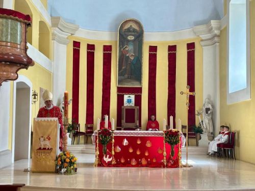 Gospićko-senjski biskup mons. Marko Medo predslavio je misu na blagdan Duhova i podijelio sakrament potvrde krizmanicima u Gospiću Gospićko-senjski biskup mons. Marko Medo predslavio je misu na blagdan Duhova i podijelio sakrament potvrde krizmanicima u Gospiću
