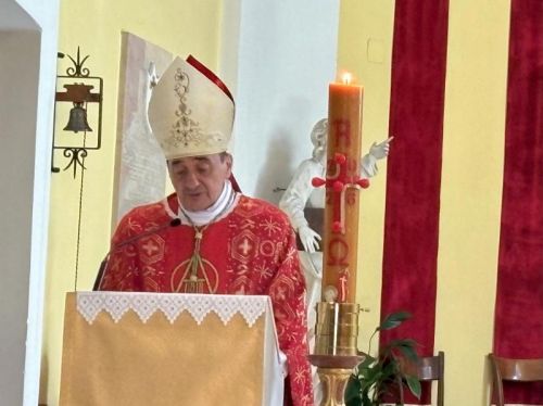 Gospićko-senjski biskup mons. Marko Medo predslavio je misu na blagdan Duhova i podijelio sakrament potvrde krizmanicima u Gospiću Gospićko-senjski biskup mons. Marko Medo predslavio je misu na blagdan Duhova i podijelio sakrament potvrde krizmanicima u Gospiću