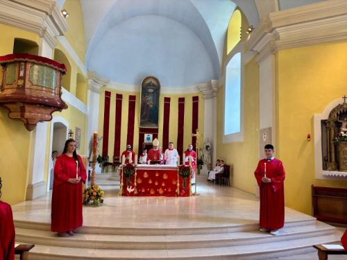 Gospićko-senjski biskup mons. Marko Medo predslavio je misu na blagdan Duhova i podijelio sakrament potvrde krizmanicima u Gospiću Gospićko-senjski biskup mons. Marko Medo predslavio je misu na blagdan Duhova i podijelio sakrament potvrde krizmanicima u Gospiću