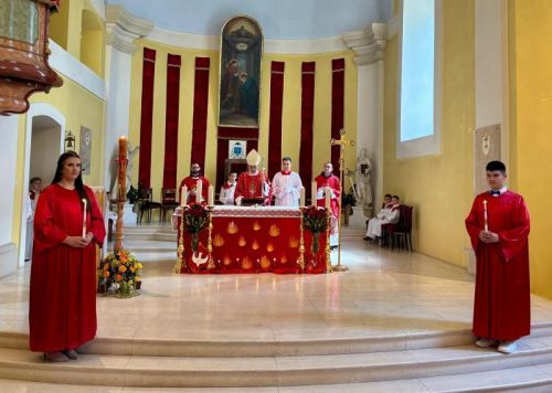 Gospićko-senjski biskup mons. Marko Medo predslavio je misu na blagdan Duhova i podijelio sakrament potvrde krizmanicima u Gospiću Gospićko-senjski biskup mons. Marko Medo predslavio je misu na blagdan Duhova i podijelio sakrament potvrde krizmanicima u Gospiću
