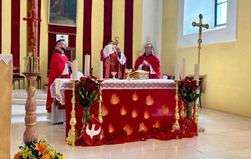 Gospićko-senjski biskup mons. Marko Medo predslavio je misu na blagdan Duhova i podijelio sakrament potvrde krizmanicima u Gospiću Gospićko-senjski biskup mons. Marko Medo predslavio je misu na blagdan Duhova i podijelio sakrament potvrde krizmanicima u Gospiću