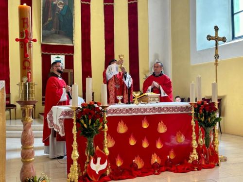 Gospićko-senjski biskup mons. Marko Medo predslavio je misu na blagdan Duhova i podijelio sakrament potvrde krizmanicima u Gospiću Gospićko-senjski biskup mons. Marko Medo predslavio je misu na blagdan Duhova i podijelio sakrament potvrde krizmanicima u Gospiću