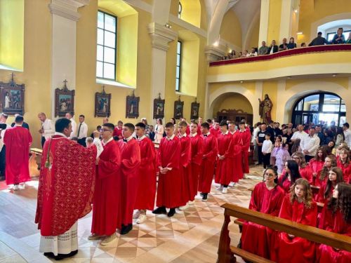 Gospićko-senjski biskup mons. Marko Medo predslavio je misu na blagdan Duhova i podijelio sakrament potvrde krizmanicima u Gospiću Gospićko-senjski biskup mons. Marko Medo predslavio je misu na blagdan Duhova i podijelio sakrament potvrde krizmanicima u Gospiću