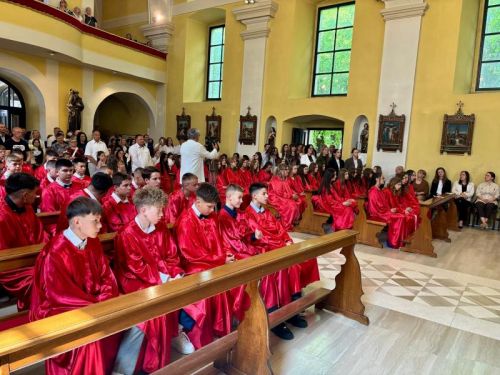 Gospićko-senjski biskup mons. Marko Medo predslavio je misu na blagdan Duhova i podijelio sakrament potvrde krizmanicima u Gospiću Gospićko-senjski biskup mons. Marko Medo predslavio je misu na blagdan Duhova i podijelio sakrament potvrde krizmanicima u Gospiću