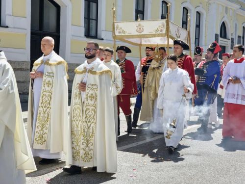Svečano proslavljena svetkovina Tijelova u Gospiću