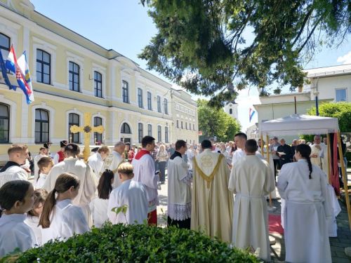 Svečano proslavljena svetkovina Tijelova u Gospiću