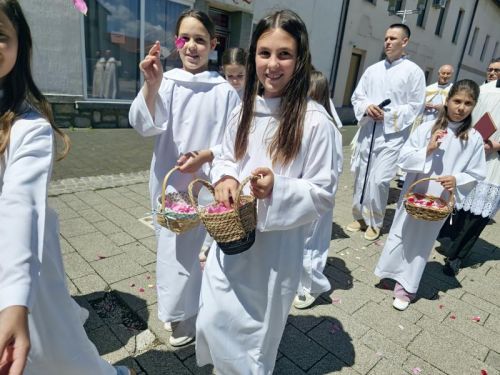 Svečano proslavljena svetkovina Tijelova u Gospiću