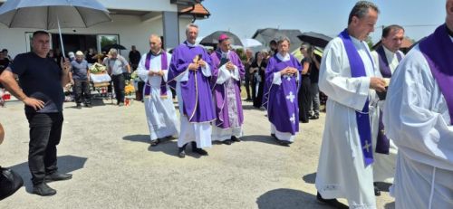 Biskup Marko Medo predvodio misu zadušnicu i sprovodne obrede za pok. Ružu, majku vlč. Marinka Miličevića