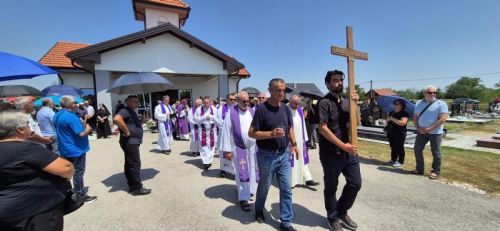 Biskup Marko Medo predvodio misu zadušnicu i sprovodne obrede za pok. Ružu, majku vlč. Marinka Miličevića