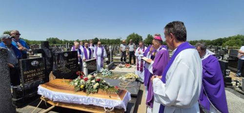 Biskup Marko Medo predvodio misu zadušnicu i sprovodne obrede za pok. Ružu, majku vlč. Marinka Miličevića