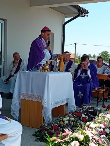 Biskup Marko Medo predvodio misu zadušnicu i sprovodne obrede za pok. Ružu, majku vlč. Marinka Miličevića
