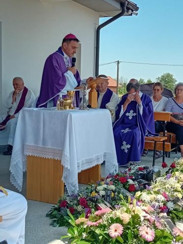 Biskup Marko Medo predvodio misu zadušnicu i sprovodne obrede za pok. Ružu, majku vlč. Marinka Miličevića