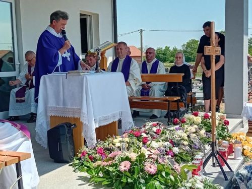 Biskup Marko Medo predvodio misu zadušnicu i sprovodne obrede za pok. Ružu, majku vlč. Marinka Miličevića