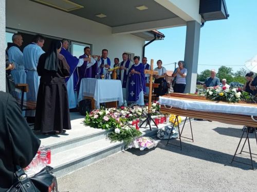 Biskup Marko Medo predvodio misu zadušnicu i sprovodne obrede za pok. Ružu, majku vlč. Marinka Miličevića