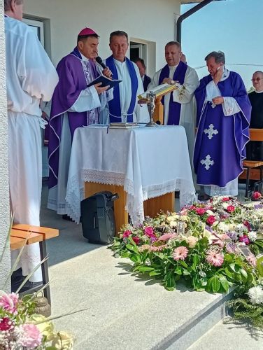 Biskup Marko Medo predvodio misu zadušnicu i sprovodne obrede za pok. Ružu, majku vlč. Marinka Miličevića