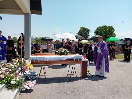 Biskup Marko Medo predvodio misu zadušnicu i sprovodne obrede za pok. Ružu, majku vlč. Marinka Miličevića