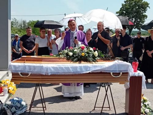 Biskup Marko Medo predvodio misu zadušnicu i sprovodne obrede za pok. Ružu, majku vlč. Marinka Miličevića
