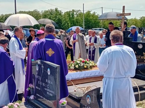 Biskup Marko Medo predvodio misu zadušnicu i sprovodne obrede za pok. Ružu, majku vlč. Marinka Miličevića