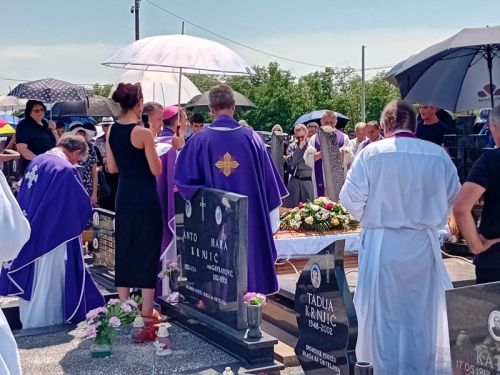 Biskup Marko Medo predvodio misu zadušnicu i sprovodne obrede za pok. Ružu, majku vlč. Marinka Miličevića