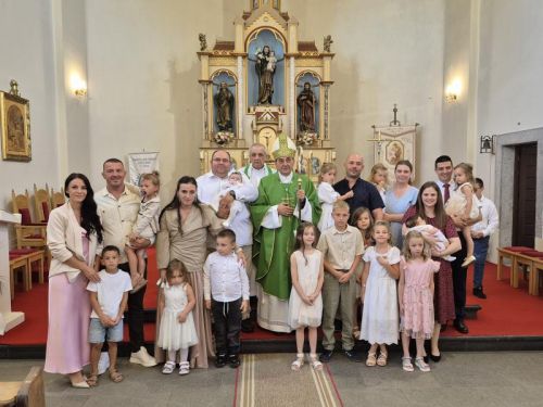 Biskup mons. Marko Medo krstio peto i šesto dijete u Ličkom Osiku