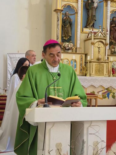 Biskup mons. Marko Medo krstio peto i šesto dijete u Ličkom Osiku
