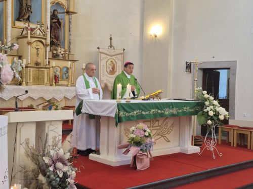 Biskup mons. Marko Medo krstio peto i šesto dijete u Ličkom Osiku
