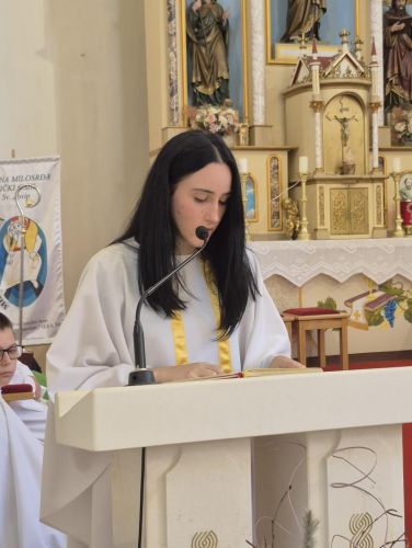 Biskup mons. Marko Medo krstio peto i šesto dijete u Ličkom Osiku