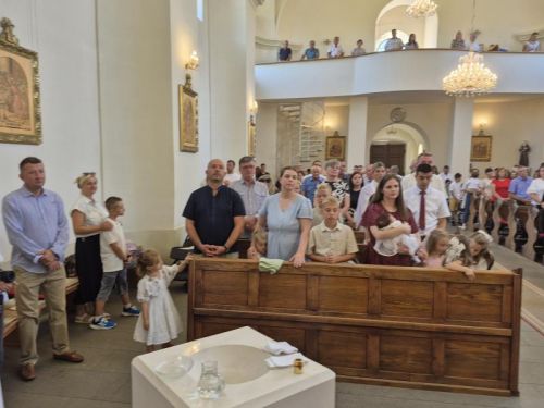 Biskup mons. Marko Medo krstio peto i šesto dijete u Ličkom Osiku